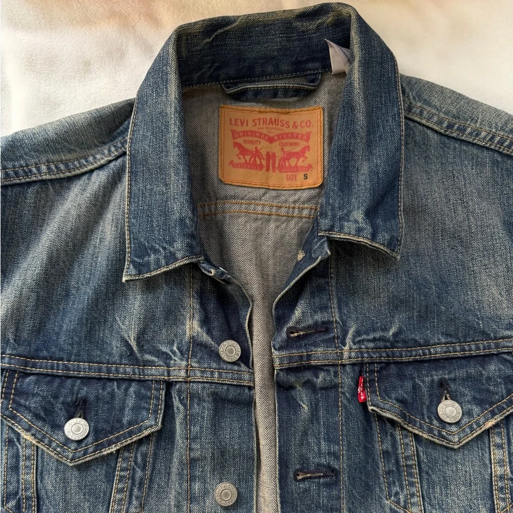 Levi's Faded Classic Trucker Blue Denim Small Jacket Distressed Red Tab 72335 - Picture 8 of 16